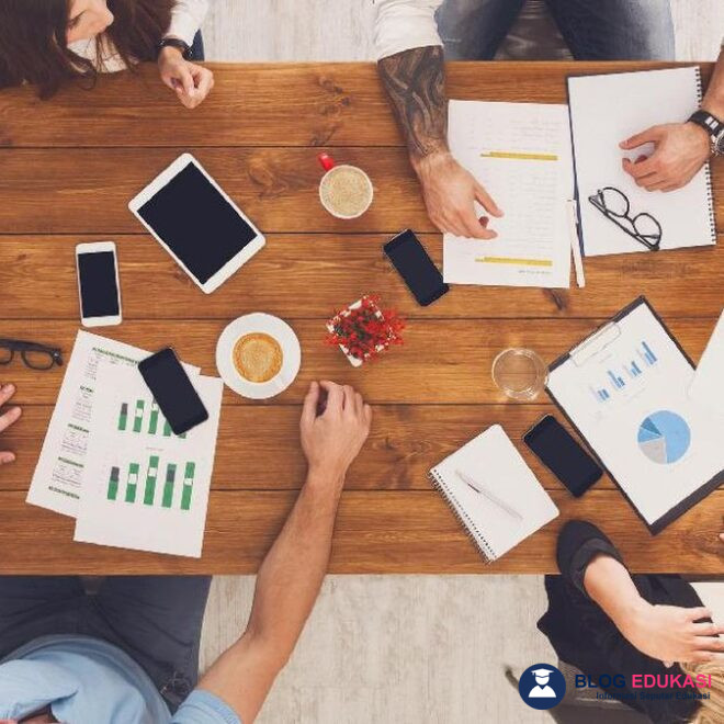 Apa Itu Evaluasi? Pengertian, Tujuan & Contohnya