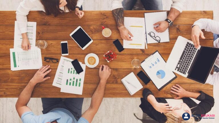 Apa Itu Evaluasi? Pengertian, Tujuan & Contohnya